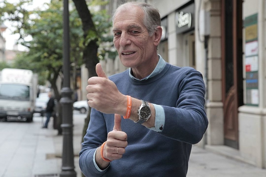 Emiliano Rodríguez González enseña su pulsera de Ciudadanos en la calle del Paseo (MIGUEL ÁNGEL).