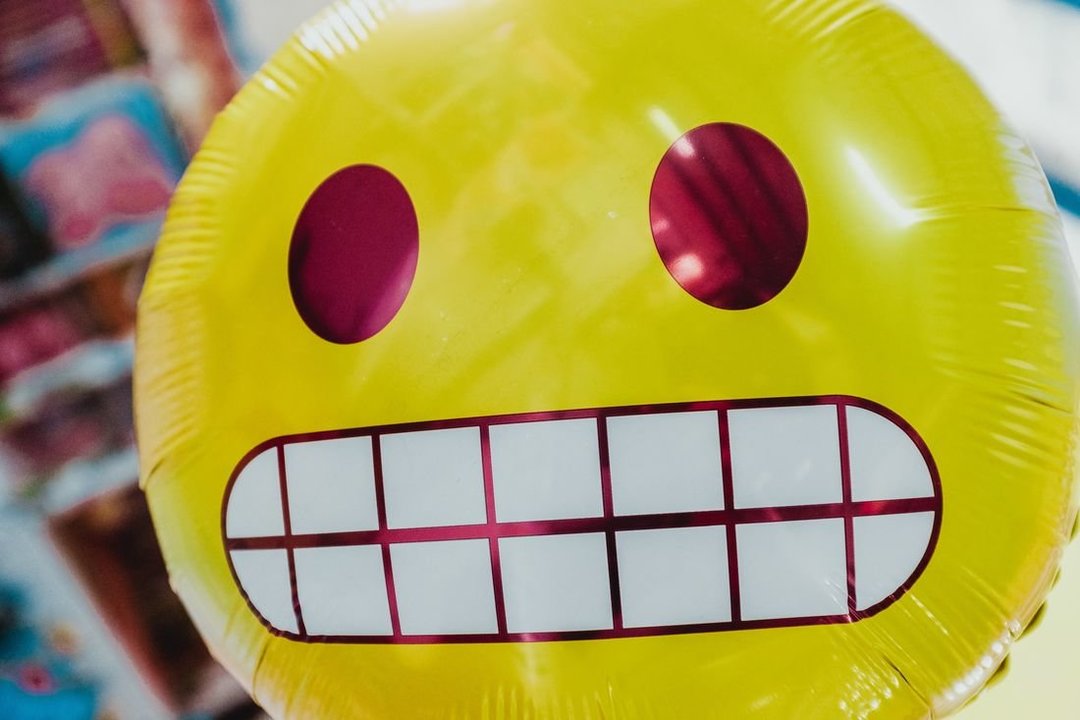 Un globo en forma de emoji. (Foto: Unsplash)