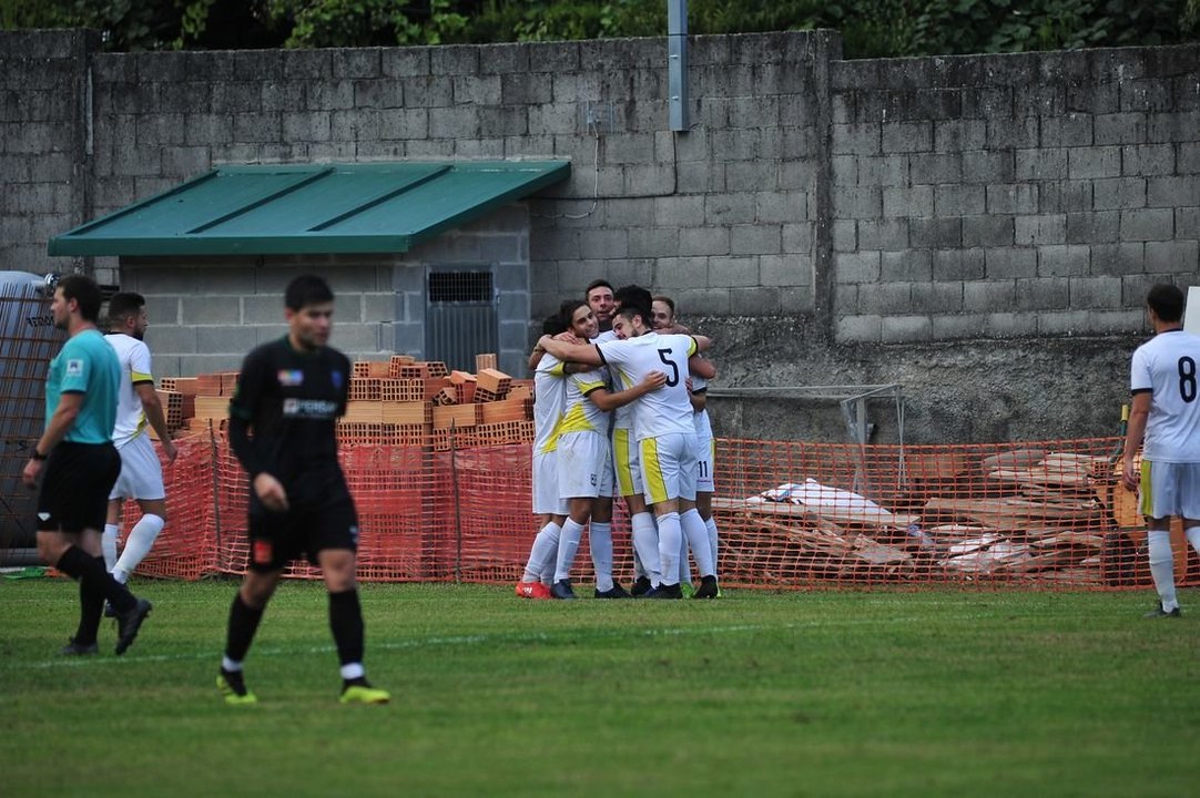 Los jugadores del Arnoia celebran un gol en A Queixeira. (Foto: José Paz)