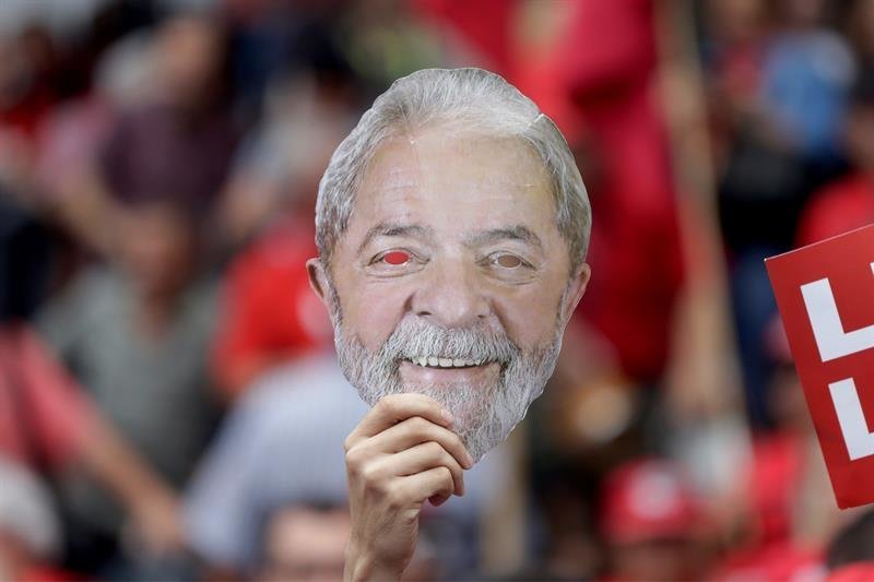 Simpatizantes y manifestantes esperan al expresidente de Brasil Luiz Inácio Lula da Silva frente a la sede del sindicato del metalúrgicos. (Foto: EFE)