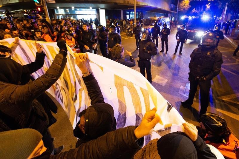 Agentes antidisturbios controlan la manifestación convocada por los CDR