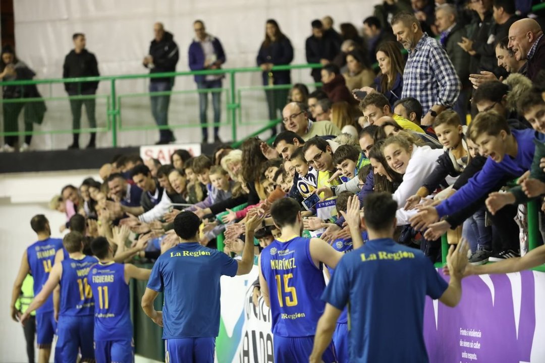 Aficionados y equipo celebran la victoria al término del partido contra el Granada en el Paco Paz (JOSÉ PAZ).
