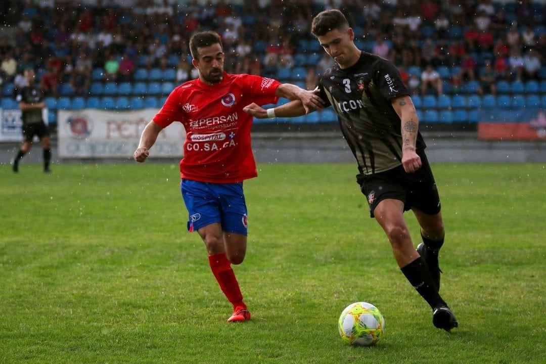 El jugador de la UD Ourense Gabi  Sanín forcejea con un rival durante un partido jugado en O Couto (IVÁN DACAL).