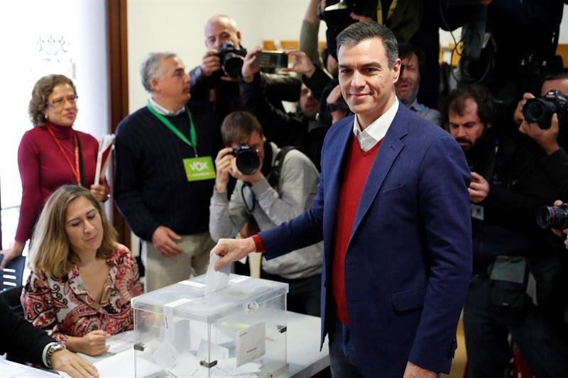 Pedro Sánchez votando en Pozuelo de Alarcón.