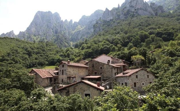 Vista de la aldea asturiana de San Esteban de Cuñaba. (Foto: Asturnatura)