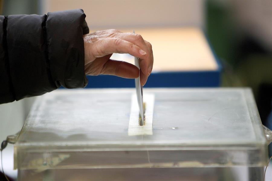 Una persona votando en Galicia.