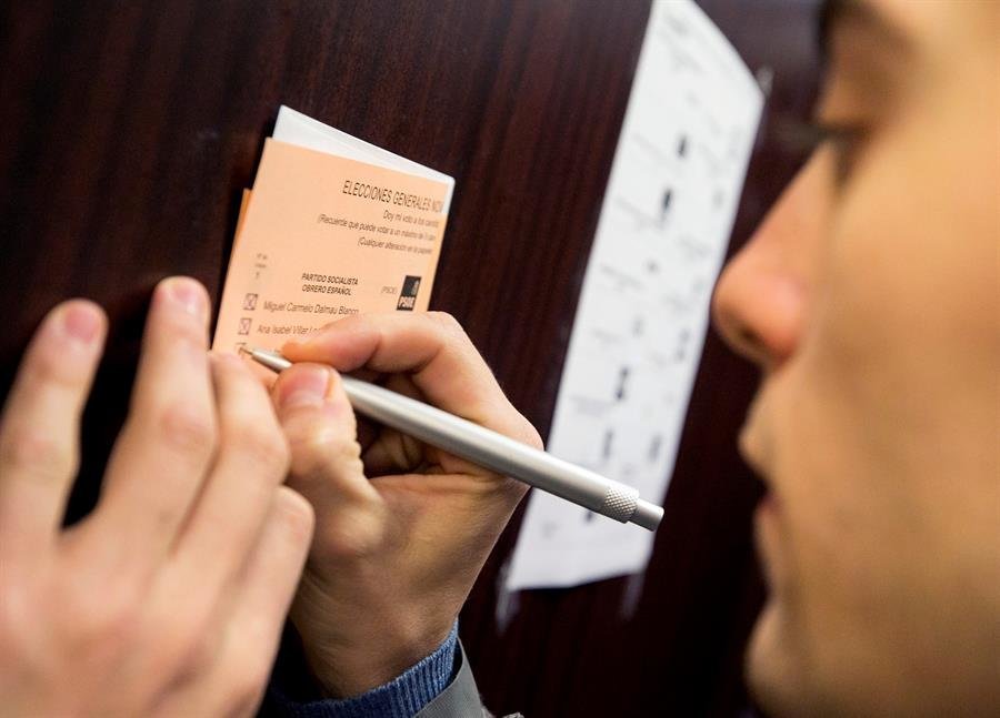 Un hombre ejerciendo su derecho a voto en las pasadas elecciones generales del 10 de noviembre.