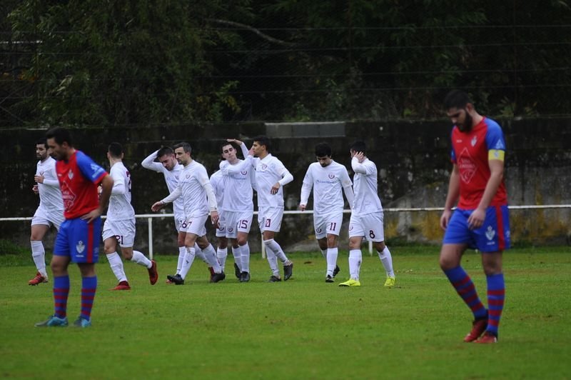 Los jugadores del Nogueira celebran el primer gol ante la desolación de Santás (MARTIÑO PINAL).