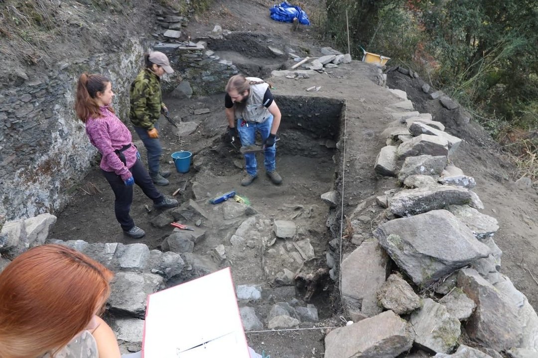Varios arqueólogos trabajan en el castro de Valencia do Sil.