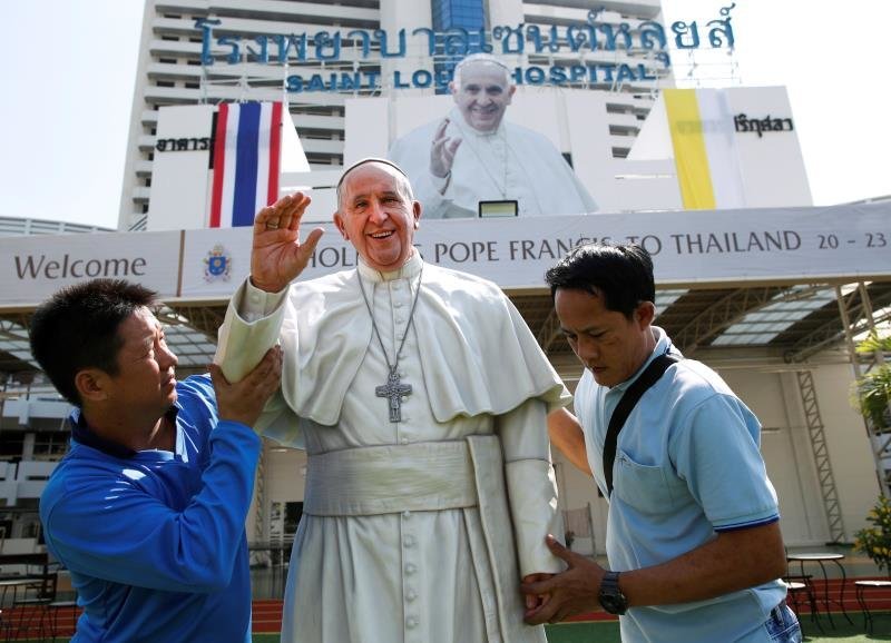 Dos hombres sujetan una figura a tamaño real del Papa Francisco, en Tailandia. (Foto: EFE)