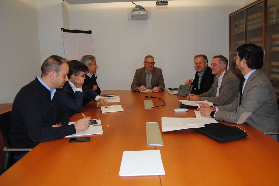 Reunión de representantes de la Xunta y la Eurocidade en Santiago de Compostela.