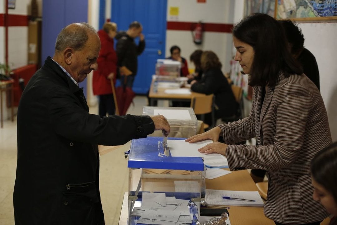 Ourense. 10/11/2019. Votaciónes en el Ceip Curros Enríquez.
Foto: Xesús Fariñas