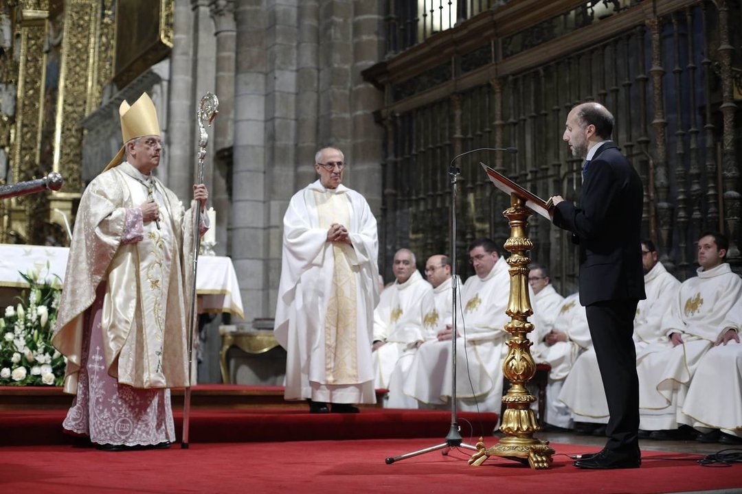 Gonzálo Pérez Jácome frente al obispo, Leonardo Lemos, durante la ofrenda al patrón de la ciudad (XESÚS FARIÑAS).