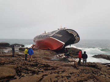 El barco que naufragó en la costa gallega.