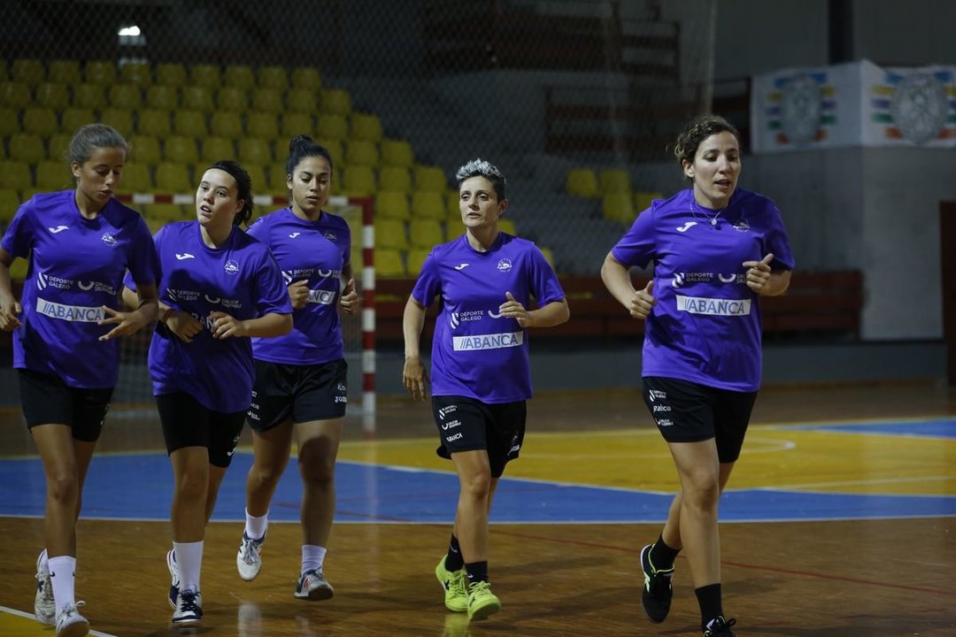 Nespereira y Nati Pacios encabezan el grupo de jugadoras del Burgas en un entrenamiento (XESÚS FARIÑAS).