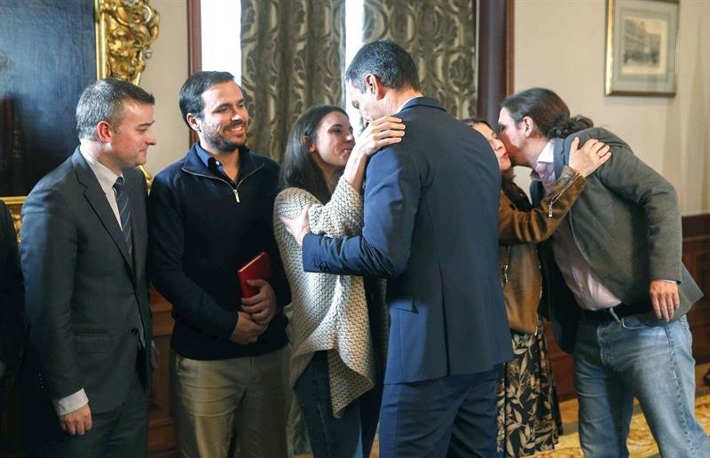 Sánchez firma un acuerdo con Podemos para formar Gobierno en España. (Foto: EFE)