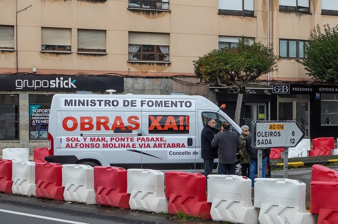 La furgoneta con la que el alcalde de Oleiros reclama infraestructuras. (Foto: Facebook)