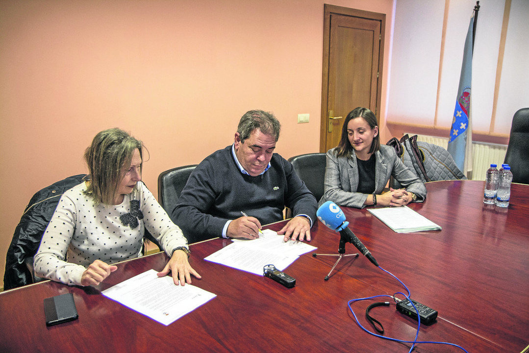 María Isidora Gómez, Gerardo Seoane, e Kelly Pereira durante a firma do convenio no Concello de Verín.