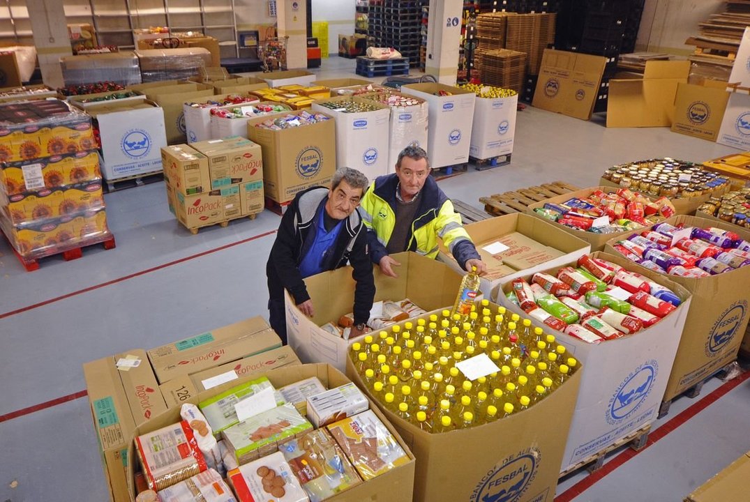 Ourense 15/11/19
Los voluntarios Miguel y José Manuel trabajndo en el banco de alimentos

Fotos Martiño Pinal