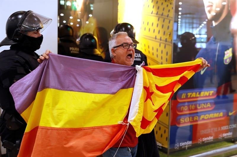 Manifestantes convocados por los CDR frente a la estación de Sants, en Barcelona. (Foto: EFE)
