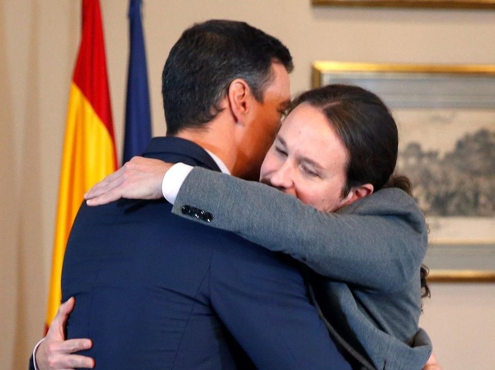 Abrazo de Pedro Sánchez y Pablo Iglesias para sellar el acuerdo para la coalición.