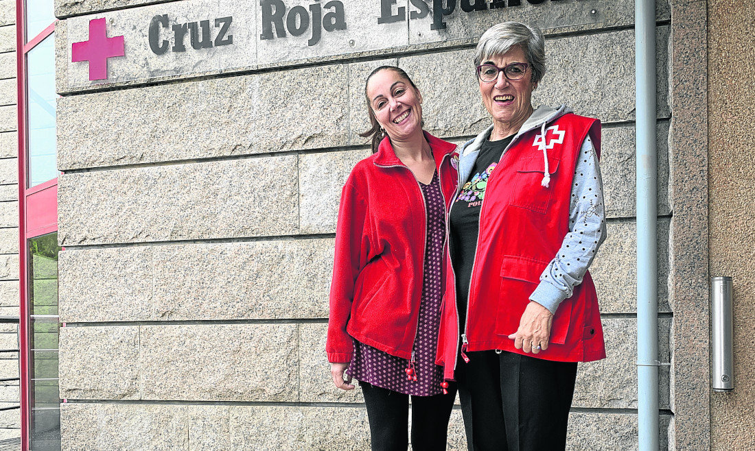 María Martínez y Paquita Panero, frente al edificio de la Cruz Roja.