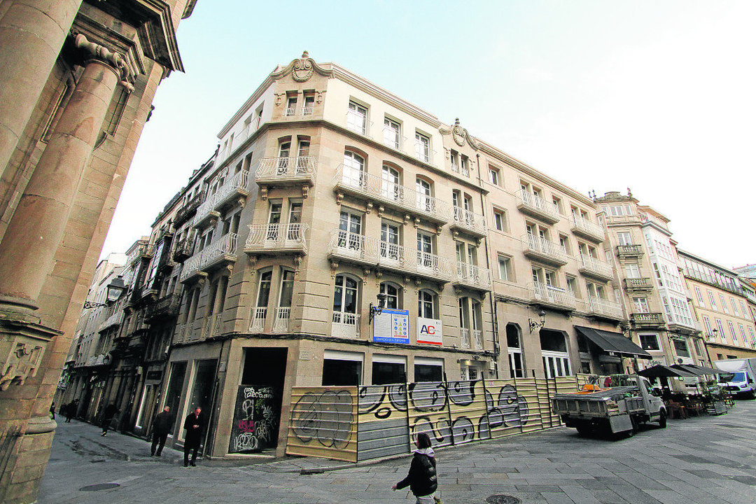 El edificio Santa Eufemia, cuyas obras de rehabilitación están a punto de concluir, tiene una fachada de Vázquez Gulías. (Foto: Andrés Cachalvite)