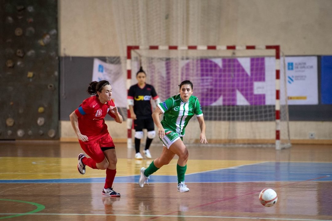 La jugadora del Cidade das Burgas María Arias persigue el balón ante una rival (ÓSCAR PINAL).