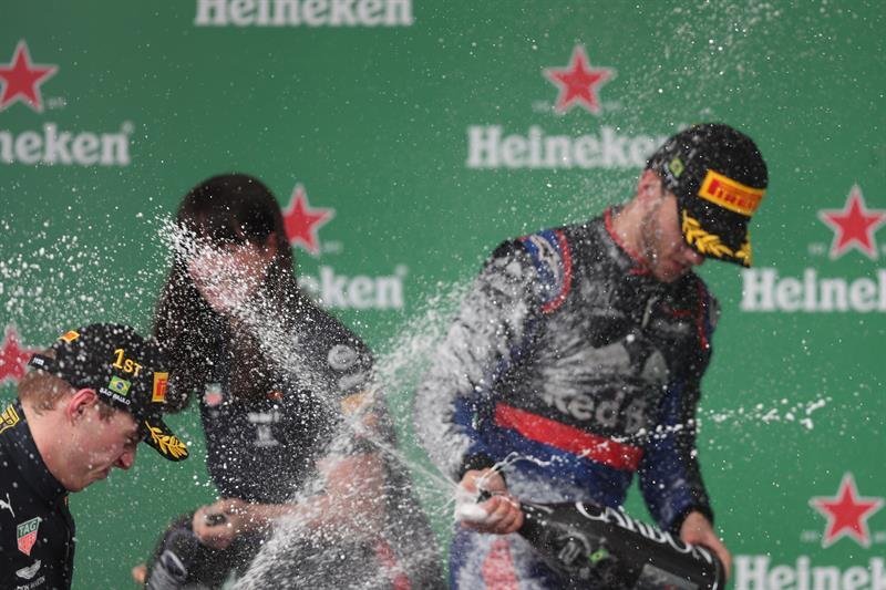 El holandés Max Verstappen celebra su triunfo en Brasil. (Foto: EFE)