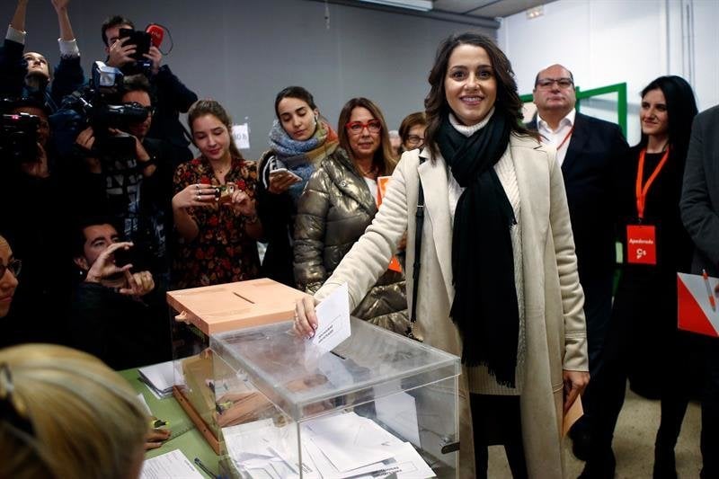 Inés Arrimadas, ejerciendo su derecho al voto.
