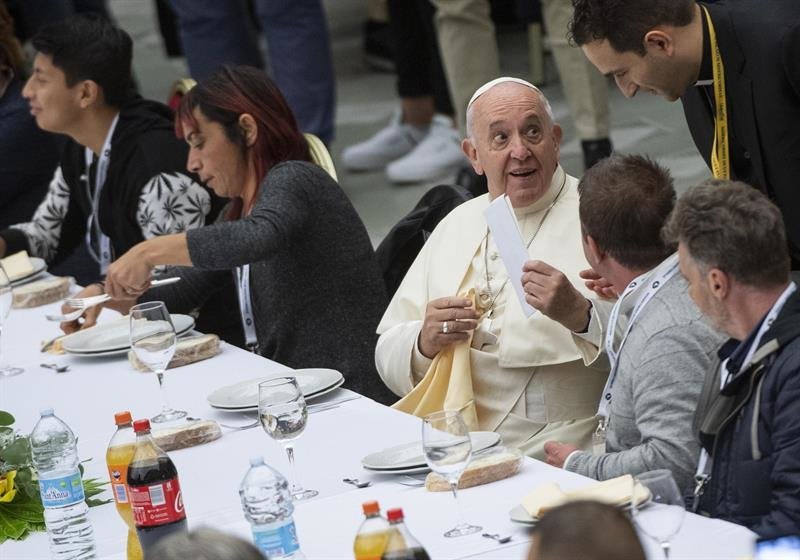 El Papa Francisco, este domingo, durante una comida por la Jornada Mundial de los Pobres. (Foto: EFE)
