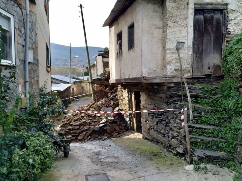 Los restos de las casas abandonadas de Santigoso cerraron una calle.