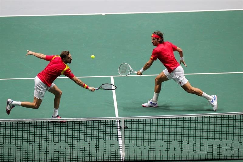 Los tenistas españoles Marcel Granollers (i) y Feliciano López en el partido de dobles contra los rusos.