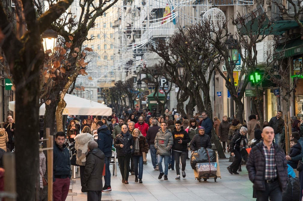 OURENSE (RÚA DO PASEO). 02/01/2019. OURENSE. Vecinos y vecinas de Ourense realizan compras en la Rúa do Paseo. FOTO: ÓSCAR PINAL.
