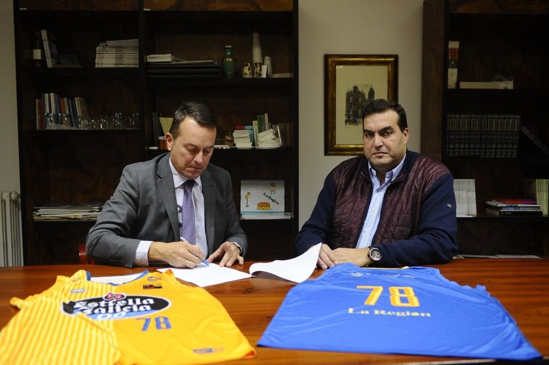 El subdirector general de La Región, Carlos Barbosa, y el presidente del COB, Camilo Álvarez, firman un convenio de colaboración. (Foto: Martiño Pinal)