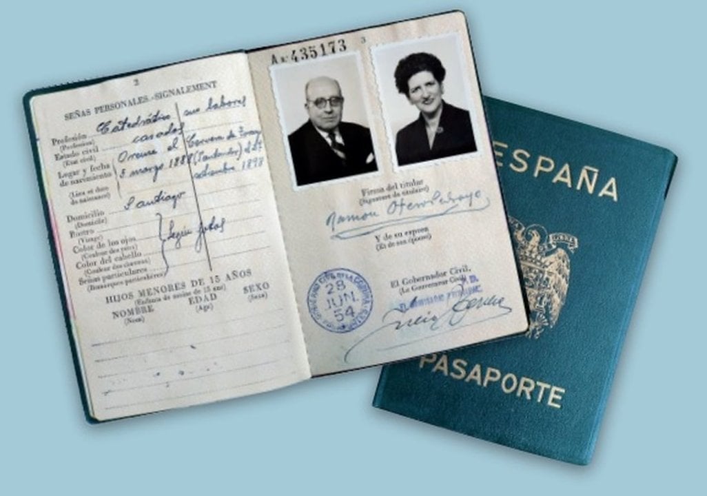 O pasaporte de Otero Pedrayo, peza do mes da Fundación.