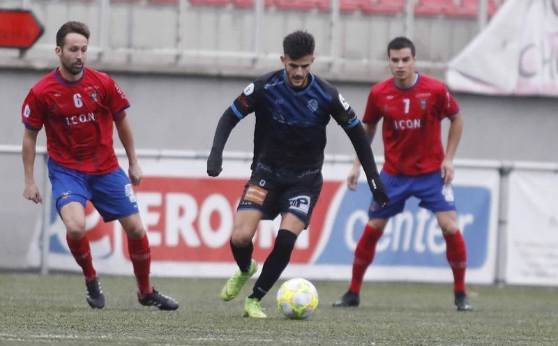 El delantero del Ourense CF, Rubén Martínez, protege el balón ante Caloi y Yerai, del Choco. (ATLÁNTICO)