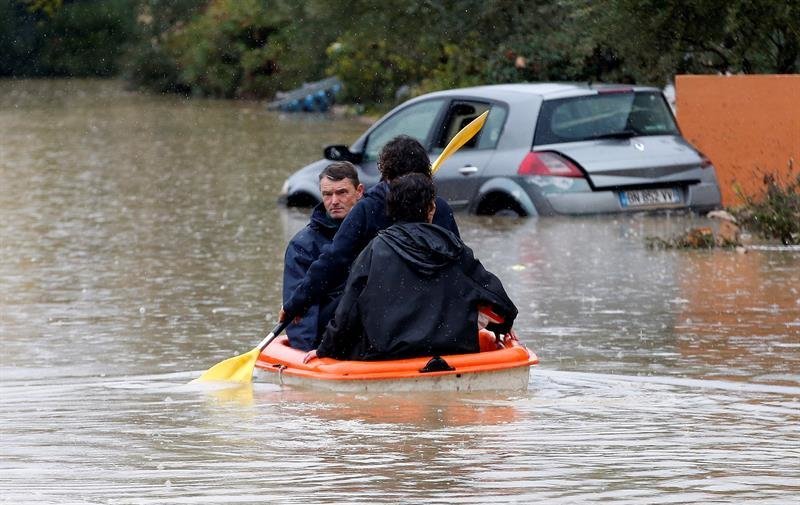 Rescate de afectados por el temporal en Francia.
