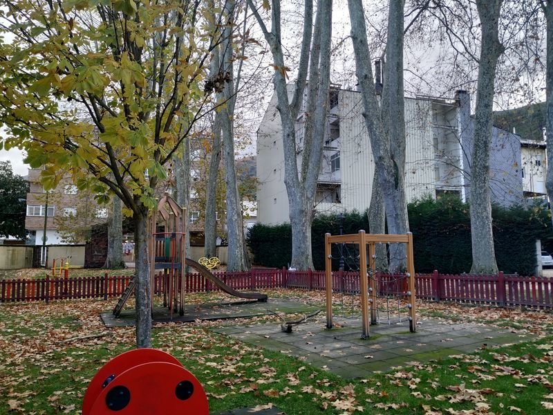 Rama caída sobre el parque infantil de los jardines de la Casa Grande de Viloira.