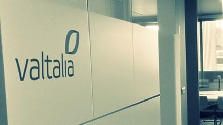 El logo de Valtalia, en la sede de la compañía.
