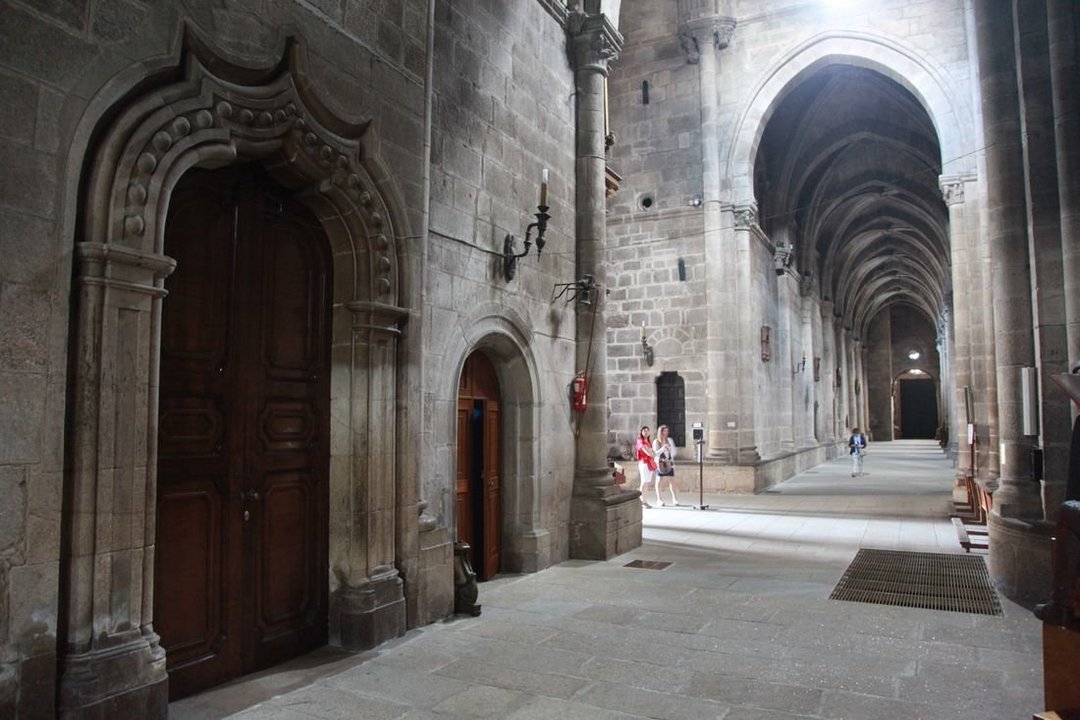 Entrada de la sacristía de la Catedral de Ourense.