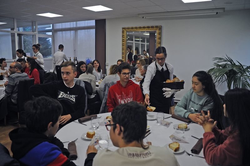 Los estudiantes compartieron una comida en el IES Vilamarín (MARTIÑO PINAL).