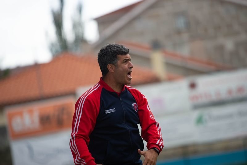 Ramón Dacosta, dirigiendo a un equipo infantil de la Unión Deportiva Ourense (ÓSCAR PINAL).