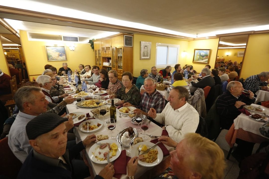 Ourense. 27/11/2019. Comida de emigrantes retornados en el Mesón do Manolo.
Foto: Xesús Fariñas