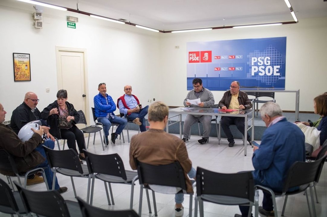 Los miembros de la ejecutiva local del PSOE disuelta, en una reunión anterior. (Foto: Óscar Pinal)