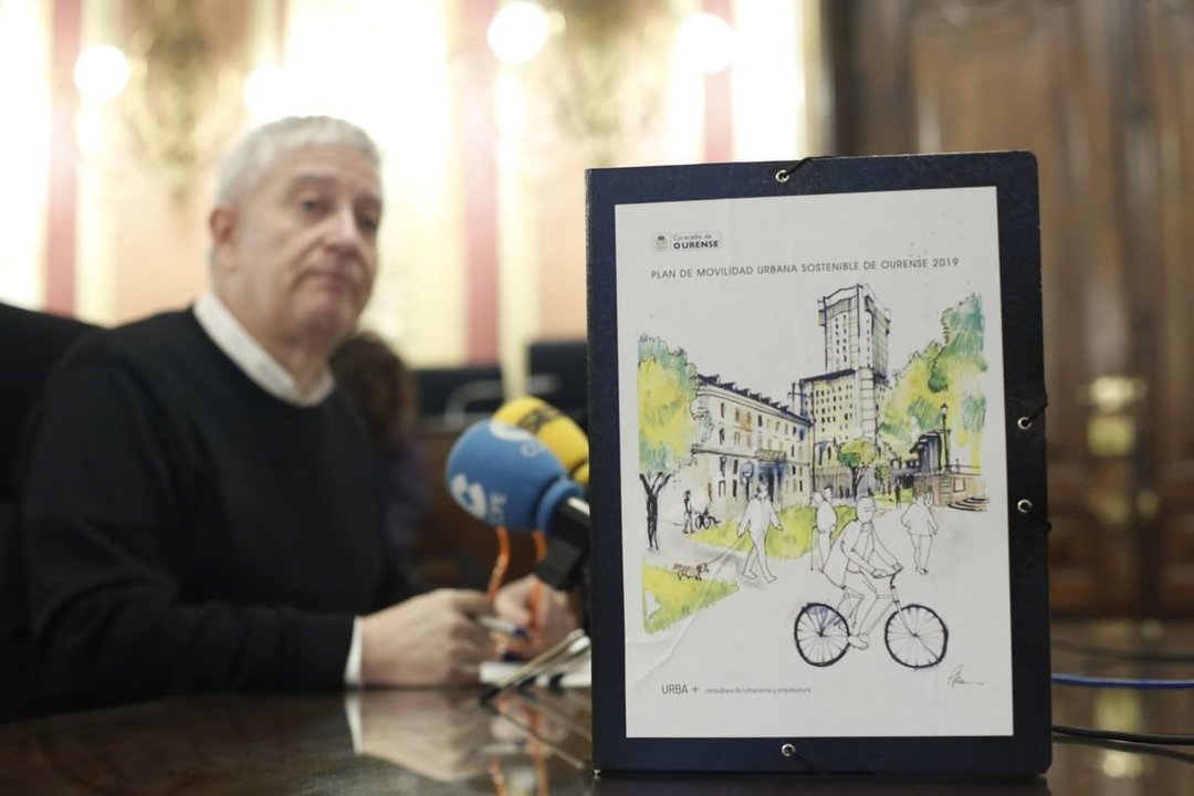 Miguel Caride, con uno de los tomos del Plan de Movilidad Urbana Sustentable. (Foto: Xesús Fariñas)