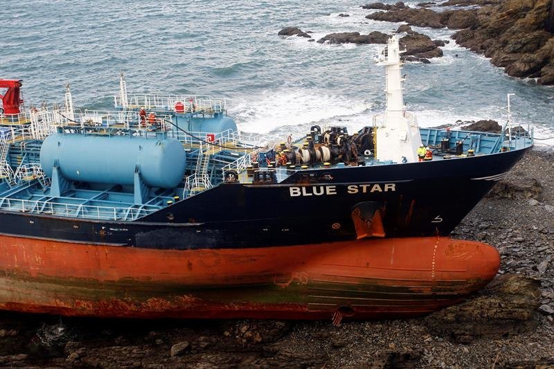 Arranca el bombeo para retirar combustible del buque Blue Star, encallado en A Coruña. (Foto: EFE)