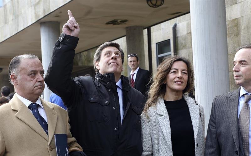 Juan Carlos Quer hace un gesto al cielo en referencia a su hija. (Foto: EFE)