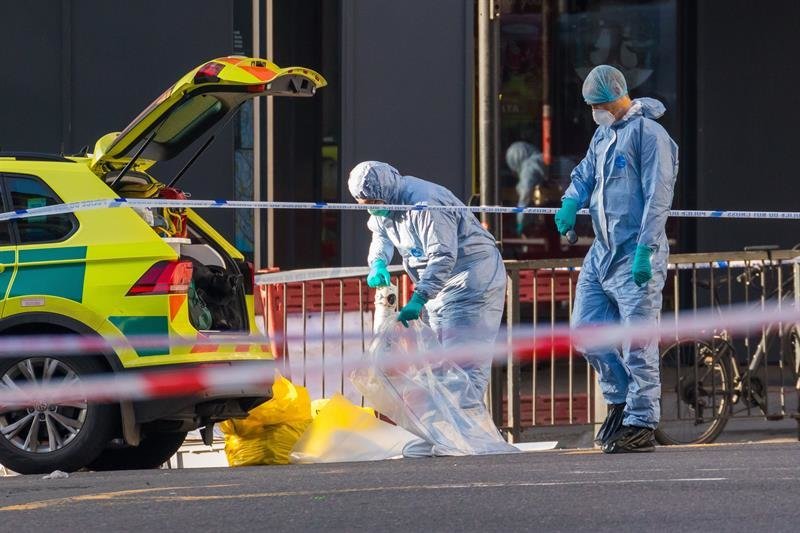 Dos forenses cerca de la escena del crimen, en Londres. (Foto: EFE)