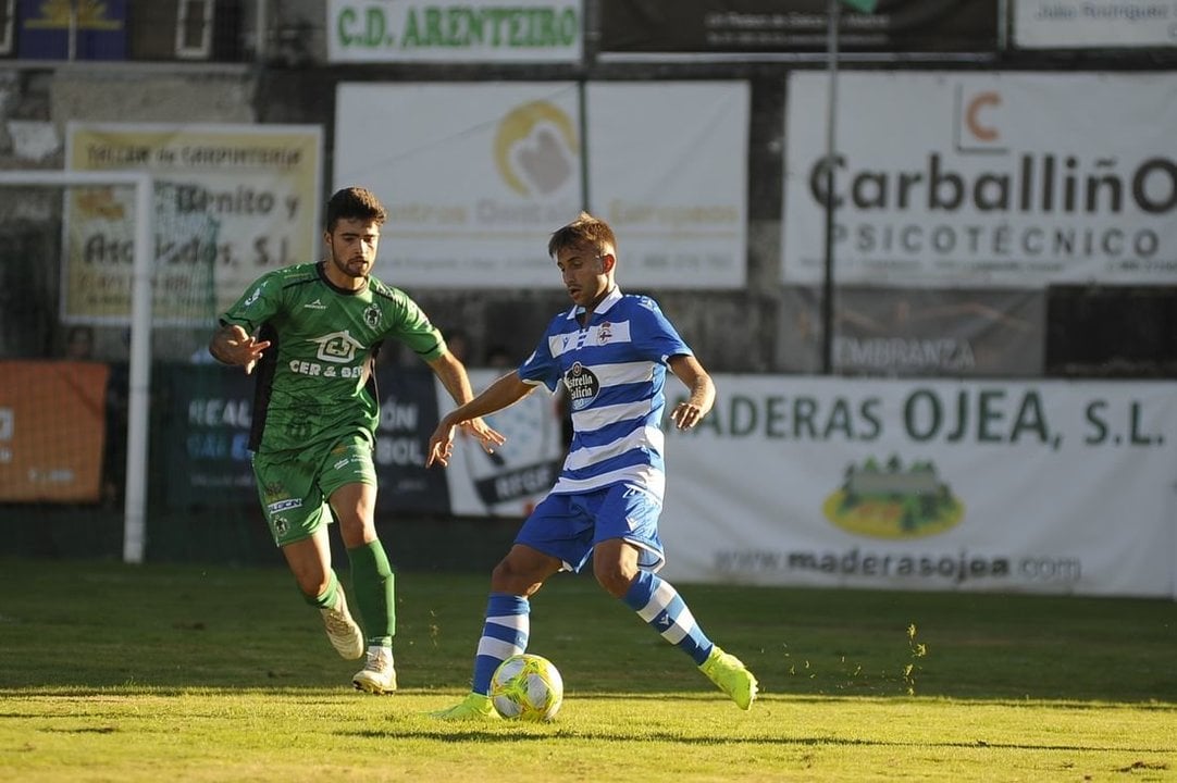 El jugador verde Albertito intenta cortar un avance de un jugador del Fabril. (Foto: Martiño Pinal)
